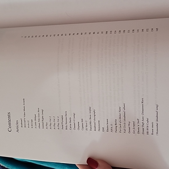 The Deadmau5 Handbook Everything you need to know about Deadmau5 paperback book - Picture 4 of 7